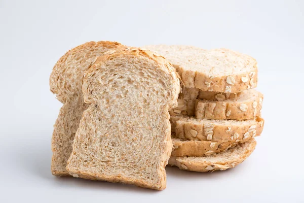 Целый хлеб пшеницы на белом фоне — стоковое фото
