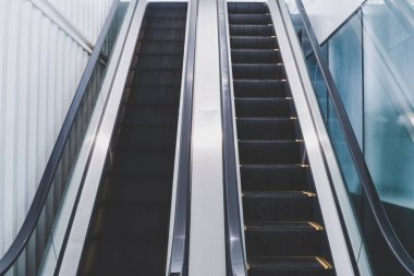 ofis iş binası içinde boş yürüyen merdiven