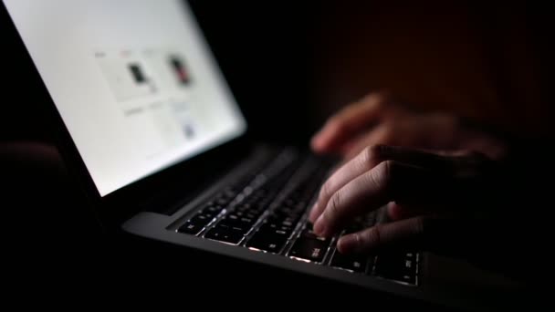 Mujer escribiendo en el ordenador portátil por la noche, con poca luz — Vídeos de Stock