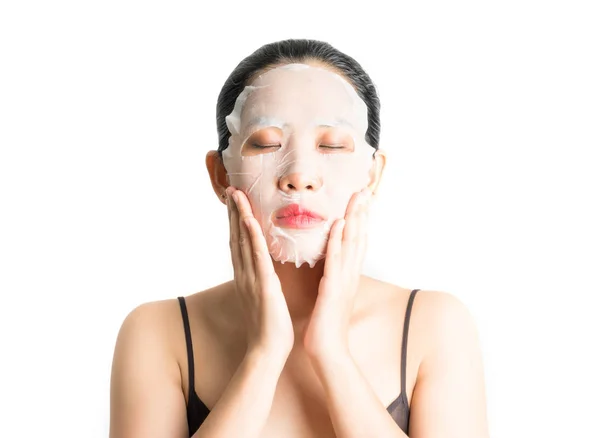 Młoda kobieta robi twarzy maski arkusza z oczyszczania maski na jej f — Zdjęcie stockowe