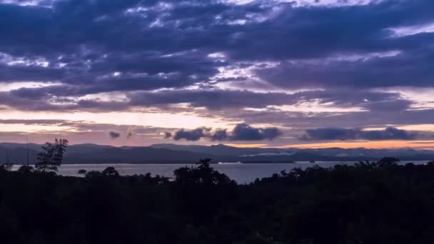 Beau ciel au-dessus d'un barrage au lever du soleil avec des couleurs brillantes, laps de temps . — Video