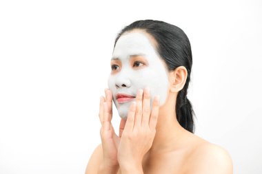 Genç kadın kil yüz maskesi peeling maskesi o arındırıcı ile doğal