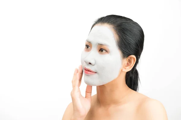 Młoda kobieta gliny twarz Maska peeling naturalny z oczyszczająca maska o — Zdjęcie stockowe