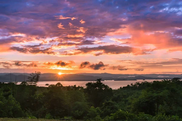 Gündoğumu parlak renkleri ile bir barajın üzerinde güzel gökyüzü — Stok fotoğraf