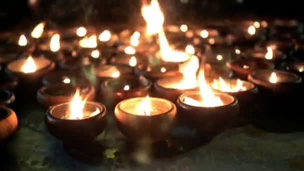 Sfocato, bokeh a lume di candela e sfondo candele sfocate — Video Stock