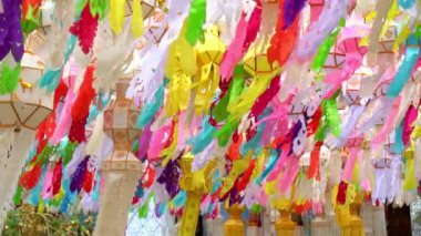 Güzel fenerler Loy Krathong Festivali'nde Lamphun Chiang Mai Tayland.