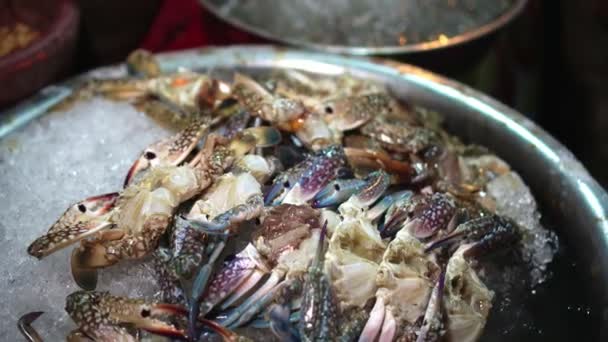 Memasak salad pepaya (Som Tam) Masakan Thailand dengan pasar — Stok Video