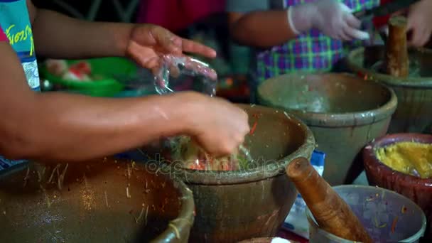 Koken papaja salade (Som Tam) Thaise keuken kruidig met markt, Thaise Papaya Salade zeevruchten — Stockvideo