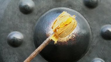 kişi el çanları gong bir tapınak yavaş hareket, Chiang Mai Tayland ile.