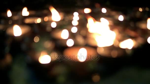 Defokussiert, Zeitlupe Kerzenlicht Bokeh und verschwimmen Kerzen Hintergrund — Stockvideo