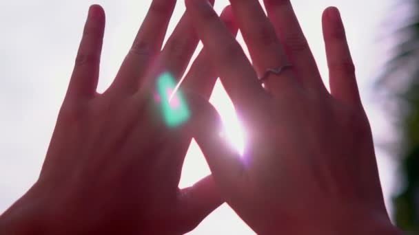 Zwei Hände in Nahaufnahme winken über den Sonnenschein-Himmel, Zeitlupe — Stockvideo