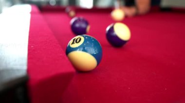 Havuz bilardo oyunu kırmızı çuha masada oynuyor. Spor bu.