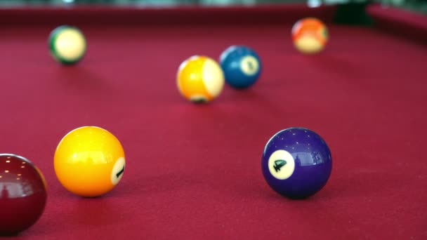 Het Spelen Van Het Spel Van Pool Billiard Rode Baal — Stockvideo