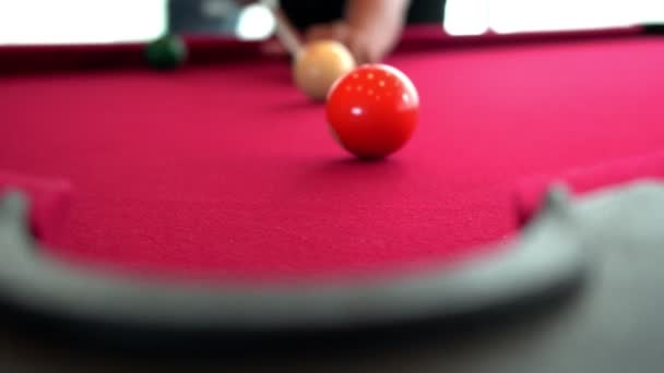 赤いベーズ テーブルにビリヤード ゲームをプレイします これはスポーツ — ストック動画