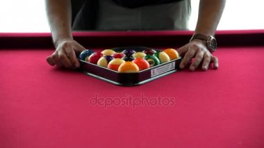 Havuz bilardo oyunu kırmızı çuha masada oynuyor. Spor bu.
