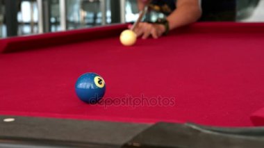 Havuz Bilardo vurdu Bayan kırmızı çuha masada, birden fazla 4 k footages oynarken.