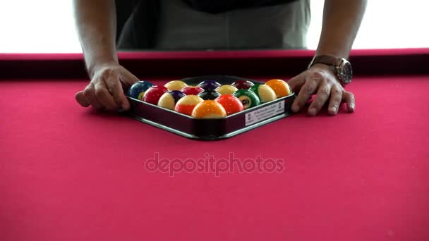 赤いベーズ テーブルにビリヤード ゲームをプレイします これはスポーツ — ストック動画