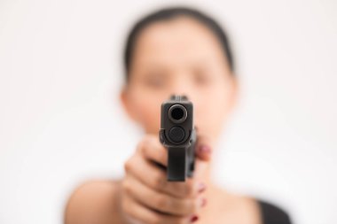 genç kadın Asyalı kız silahla seçici odak amaçlayan bir silah tutan
