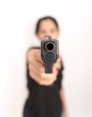 genç kadın Asyalı kız silahla seçici odak amaçlayan bir silah tutan