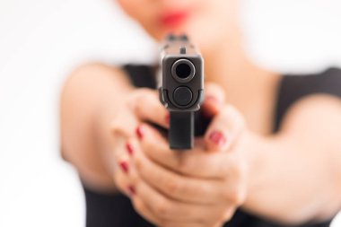 genç kadın Asyalı kız silahla seçici odak amaçlayan bir silah tutan
