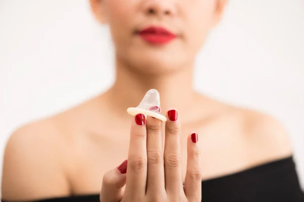 Mladá Asijská Žena Držící Kondom Bílém Pozadí Selektivní Ostření — Stock fotografie