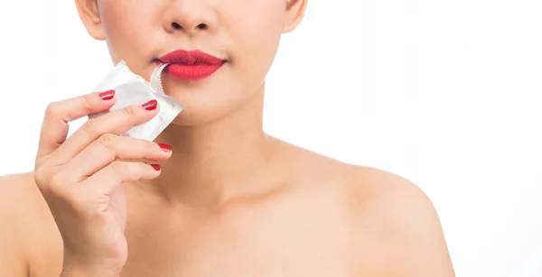 Młoda Kobieta Dziewczyna Azji Usta Naderwanym Kawałkiem Papieru Prezerwatywy Białym — Zdjęcie stockowe