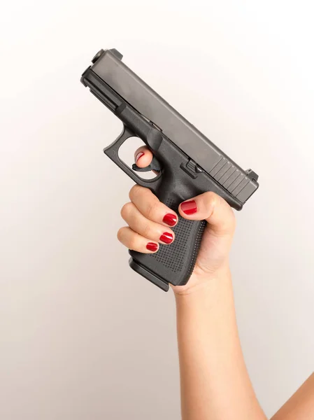 Joven Mujer Asiática Chica Sosteniendo Arma Apuntando Pistola Blanco Fondo — Foto de Stock