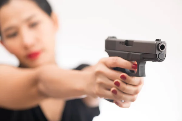 Joven Mujer Asiática Chica Sosteniendo Arma Apuntando Pistola Con Enfoque — Foto de Stock