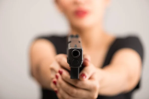 Joven Mujer Asiática Chica Sosteniendo Arma Apuntando Pistola Con Enfoque — Foto de Stock