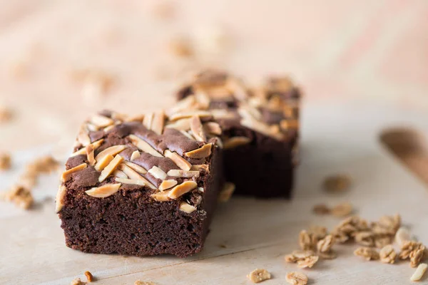 Close up chocolate doce brownie com cobertura de amêndoa, seletiva — Fotografia de Stock