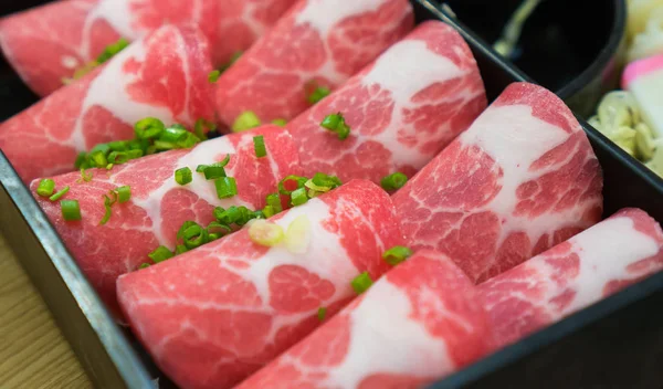 レストラン、日本料理、韓国 Foo で豚の新鮮な新しいスライド — ストック写真