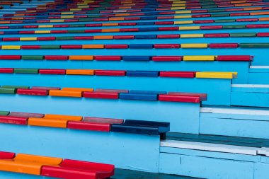 Gösteri ve spor izlemek için renkli koltuk.