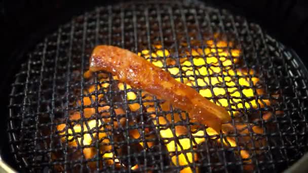 Cozinha coreana grill estilo no restaurante, imagens 4K — Vídeo de Stock