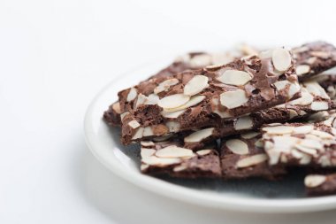 Brownie Cracker badem ile beyaz arka plan üzerinde slaytlar