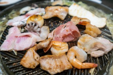 Kore yemeği tarzı bir garnitür ile ızgara