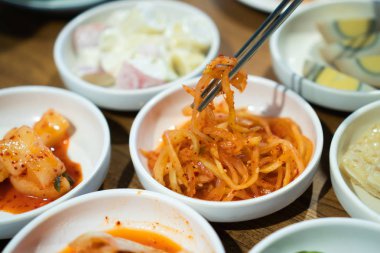 Kore yemeği tarzı bir garnitür ile ızgara