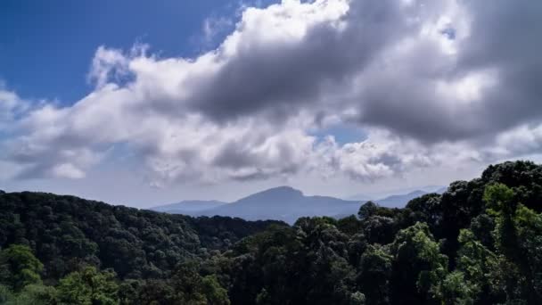 Timelapse imágenes montaña paisaje nubes que se mueven en el fondo del cielo azul. Múltiples imágenes 4K — Vídeos de Stock