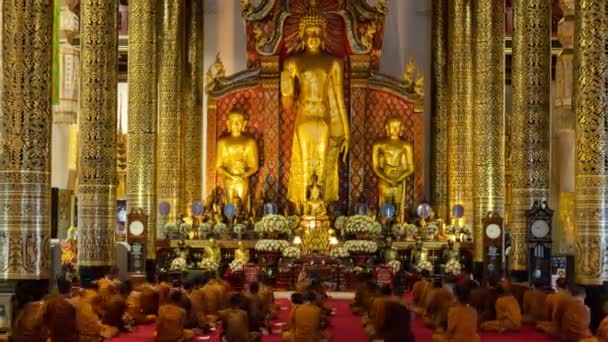 Time-lapse: Buddhistmunkar som ber i kyrkan i Thailand. 4k — Stockvideo