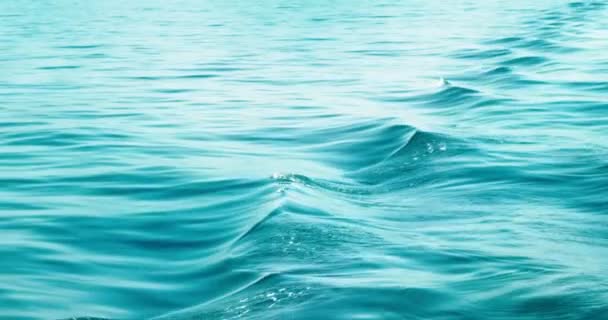 Rytmické vlny modrých vln moře. — Stock video