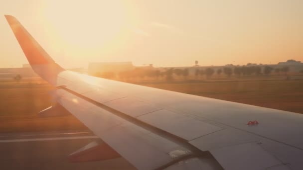 Letadlo vzlétá na obloze při západu slunce, let 4k Uhd — Stock video