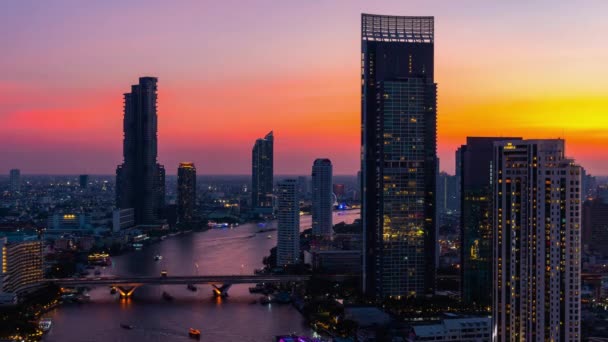 Eine Luftaufnahme Der Stadtlandschaft Bangkoks Einschließlich Des Chao Phraya Flusses — Stockvideo