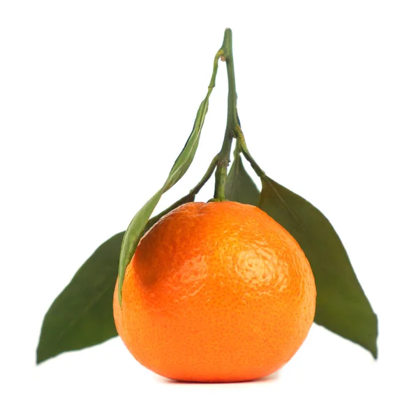 Mogen saftig apelsin mandarin med blad isolerade på en vit bakgrund — Stockfoto