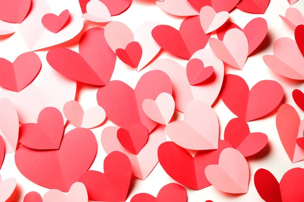 Bunch van gesneden uit roze en rood papier harten op witte achtergrond closeup. — Stockfoto