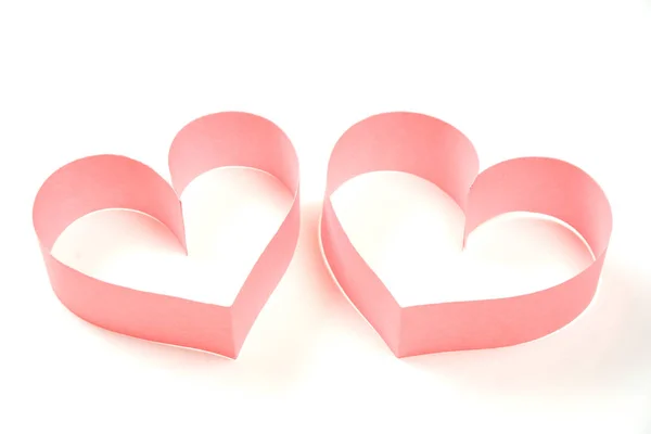 Couple de coeurs en papier rose sur fond blanc isolé — Photo