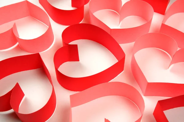 Куча красных и розовых бумажных сердец на белом фоне — стоковое фото