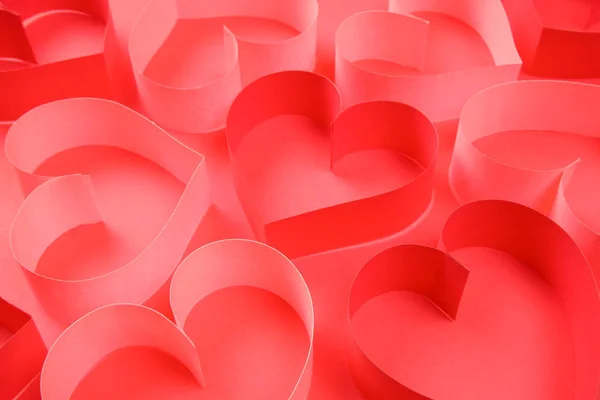 Куча красных и розовых бумажных сердец на красном фоне — стоковое фото
