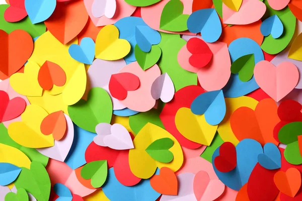 Куча разноцветных бумажных сердец на фоне — стоковое фото