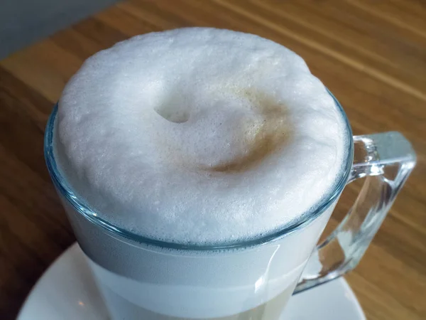 Una taza de café con leche en la mesa de cerca — Foto de Stock