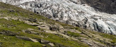 Buzulun yüzeyi tamamen çatlaklarla kaplı. Güçlü bir buzul büyük bir buz kütlesidir. Mont Blanc 'ta. Alpler.