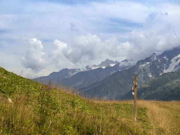 Pegunungan Alpen. Di lembah ini terdapat indeks arah rute wisata . — Stok Foto